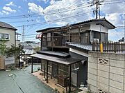 静かな住宅街に位置し、落ち着いた住環境が魅力です。
