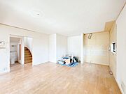 【内外装リフォーム中5/16更新】リビングの別角度の様子です。フローリング重ね張り、照明交換、クロスの張替えを致します。大きな窓があるので日当たりが良く、自然の光でリビングが明るい印象になります。