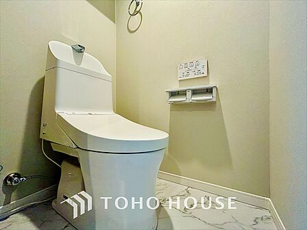 清潔感と快適性を兼ね備えた、心地よいトイレ空間。清潔さと快適さを備えたちょうどよいスペース。