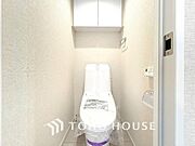 清潔感と快適性を兼ね備えた、心地よいトイレ空間。清潔さと快適さを備えたちょうどよいスペース。