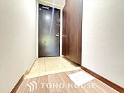 落ち着いた雰囲気の玄関、家族の帰りを暖かく迎えてくれます。