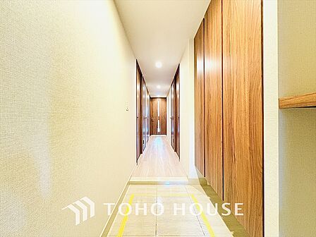 落ち着いた雰囲気の玄関、家族の帰りを暖かく迎えてくれます。