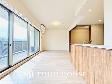 リラックスと居心地の良さが共鳴するくつろぎのリビング空間。暮らしの中心であり、心の安らぎをもたらします。