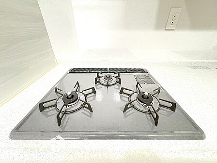 3口ガスコンロでお料理のスピードもUP。効率よくお料理ができますね。