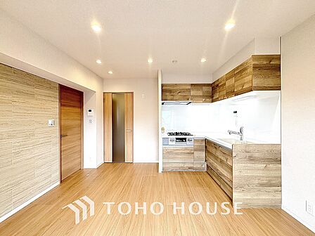 光と風が心地よい、開放感ある室内。暮らしに彩りを添える、洗練された住まい。