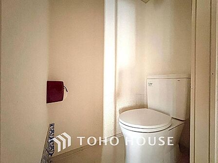 清潔感と快適性を兼ね備えた、心地よいトイレ空間。清潔さと快適さを備えたちょうどよいスペース。