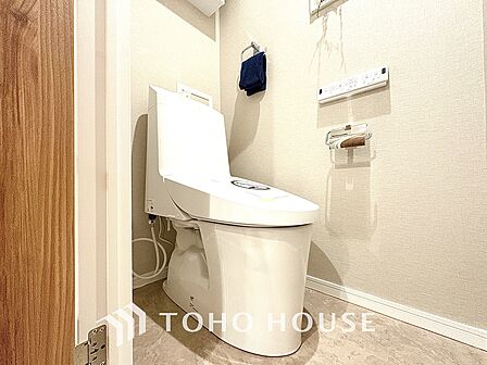 清潔感と快適性を兼ね備えた、心地よいトイレ空間。清潔さと快適さを備えたちょうどよいスペース。