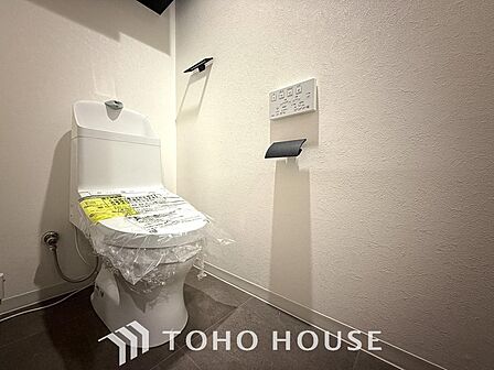 清潔感と快適性を兼ね備えた、心地よいトイレ空間。清潔さと快適さを備えたちょうどよいスペース。