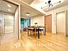 リビング/ダイニング：光と温もりに満ちた空間。キッチンとの繋がりもスムーズな、心地よいリビングダイニング。