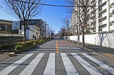 敷地南西側の前面道路は小岩陽水緑道です(南東側から)。