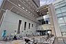 周辺：中央図書館の外観