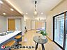 室内：用途ごとに空間を分けやすいリビングです。食事とくつろぎの場をしっかり分けたい方に向いています。