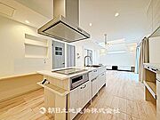 開放感のある吹抜けが魅力です。天井が高く明るさを感じられ、空間全体にゆとりが生まれる心地よいリビングです。