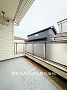 バルコニー付きの住まいです。日差しが差し込み、風通しも良く、洗濯やおうち時間を快適に過ごせます。