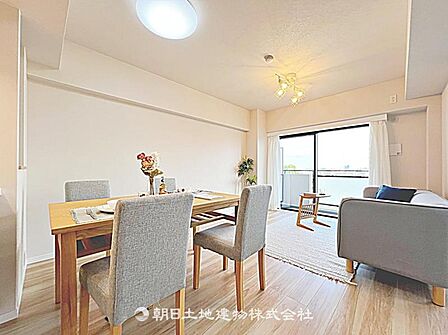【リビング】コンパクトで使いやすいリビングです。家具配置がしやすく、無駄のない空間設計で一人暮らしにちょうど良い広さです。