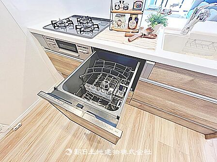 食洗器が備わったキッチンです。家事の効率が上がり、時間を有効に使えるため、快適で便利な生活をサポートします。