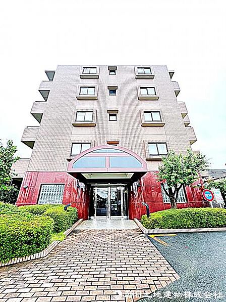 【外観】重厚感のある落ち着いた外観です。周囲の環境と美しく調和し、安心感のある佇まいが来客時にも好印象を与えます。