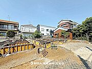 現在建築中の現場で工事進行中です。現地写真（2026年5月15日撮影）をご覧ください。