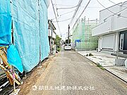 前面道路が広く、車の通行や駐車がしやすい立地です。開放感があり、快適に生活できる住まいです。