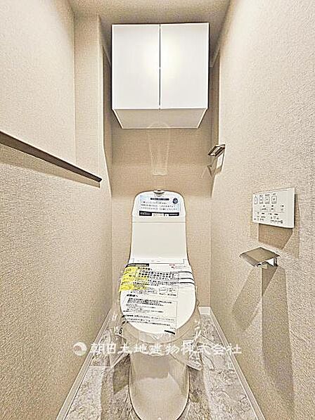 【トイレ】シャワートイレ付きのトイレです。快適性に配慮した設備で、毎日の使用を気持ちよくサポートします。