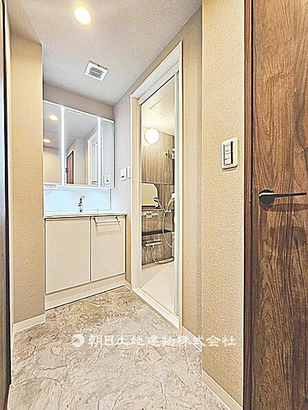 使いやすい広さの脱衣場です。洗面台と洗濯機置場がまとまり、日常生活に支障なく使える実用的な空間です。