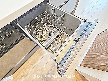 食洗器が備わったキッチンです。家事の効率が上がり、時間を有効に使えるため、快適で便利な生活をサポートします。