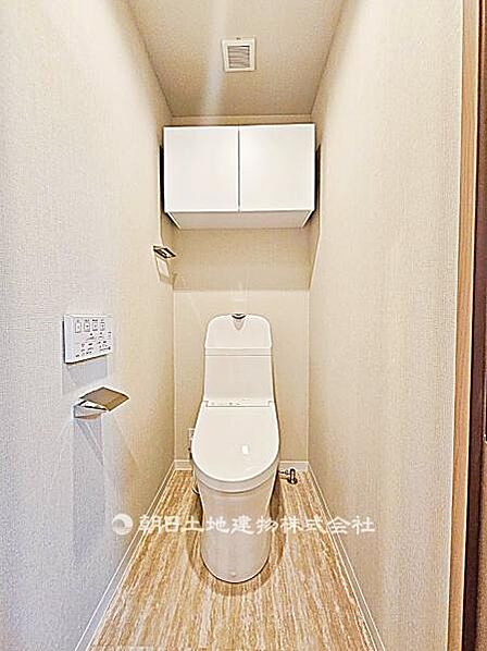 トイレ関係の設備も一新されています。もちろん温水洗浄機能付き便座です。気になる水周り関係が新しくなっていると、気持ちよく新生活が始められますね。