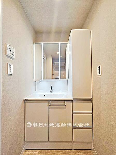 清潔感溢れるスタイリッシュなデザインの洗面化粧台