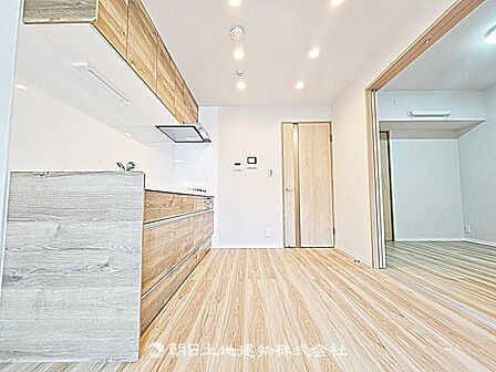 キッチン背面にゆとりのあるスペースです。冷蔵庫や収納を配置しやすく、家事動線がすっきり整います。
