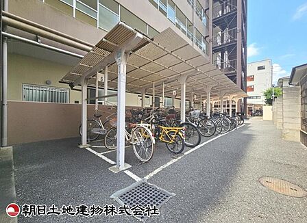 敷地内にしっかり確保された駐輪場スペース。整理整頓されており、毎日の通勤・通学や日々のお買い物にも便利です。