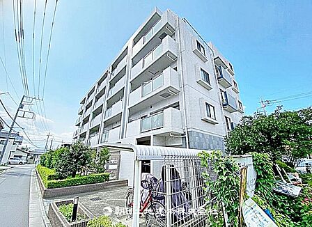 RC造6階建て管理がしっかりと行き届いた高級感のあるタイル張り外観。