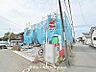 外観：前面道路が広く、車の通行や駐車がしやすい立地です。開放感があり、快適に生活できる住まいです。