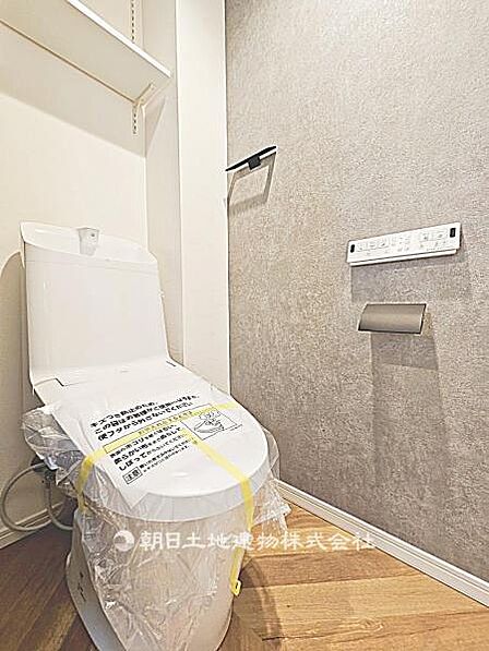 【トイレ】シャワートイレ付きのトイレです。快適性に配慮した設備で、毎日の使用を気持ちよくサポートします。