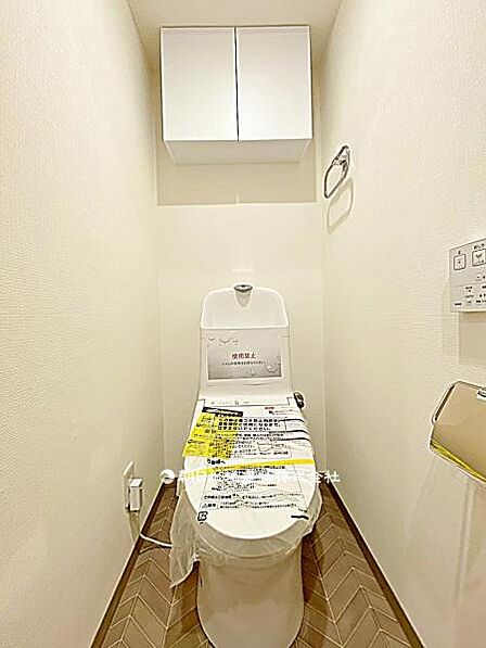 【トイレ】清潔感のあるトイレ空間です。シンプルな仕様でお手入れもしやすく、日常使いに安心して使える設備です。