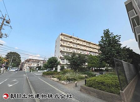 【外観】重厚感のある落ち着いた外観です。周囲の環境と美しく調和し、安心感のある佇まいが来客時にも好印象を与えます。