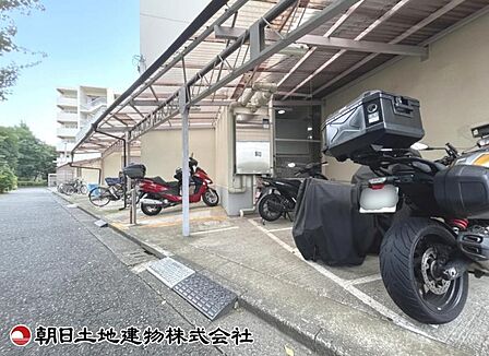 敷地内に専用のバイク置き場を完備！通勤・通学でのご利用はもちろん、ツーリングがご趣味の方にも嬉しい、人気の設備です。