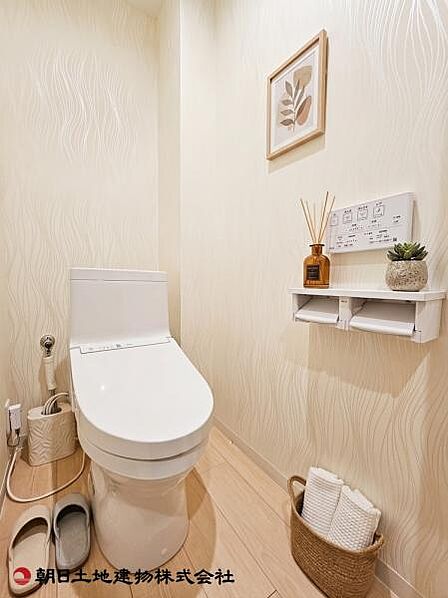 【トイレ】シャワートイレ付きのトイレです。快適性に配慮した設備で、毎日の使用を気持ちよくサポートします。(小物などはCGです)