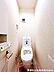 トイレ：【トイレ】清潔感のあるトイレ空間です。シンプルな仕様でお手入れもしやすく、日常使いに安心して使える設備です。