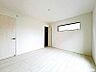 洋室：【居室】子供部屋として使いやすい居室です。家具配置がしやすく、成長に合わせてレイアウトを変えられる空間です。