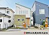 外観：【外観】落ち着いた色合いが印象的な外観です。周囲の街並みに自然と調和し、長く住んでも飽きのこない佇まいが魅力の住まいです。