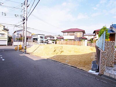 外観：向かって右側