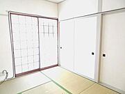 窓があり明るい和室です
