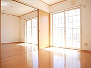 掃出し窓があり採光良