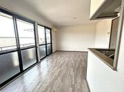 大きな窓があり明るいお部屋です