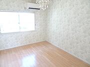 小窓があり明るい洋室