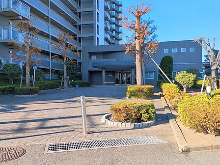 落ち着いた雰囲気の共用エントランス