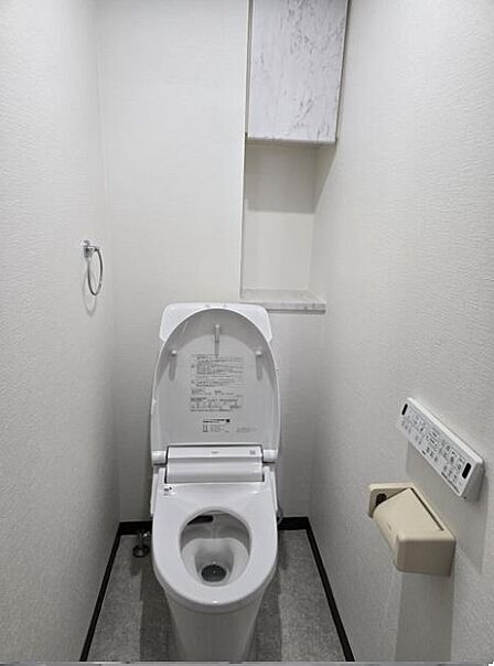 ◎ウォシュレット付きトイレは清潔感ある白基調