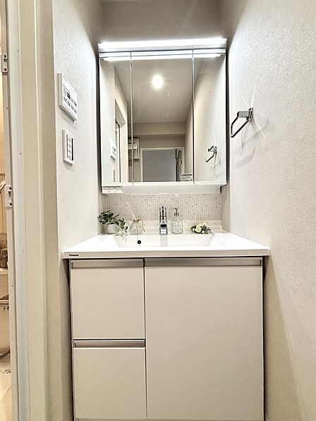 三面鏡付き洗面化粧台を採用した、使い勝手の良いパウダールーム。