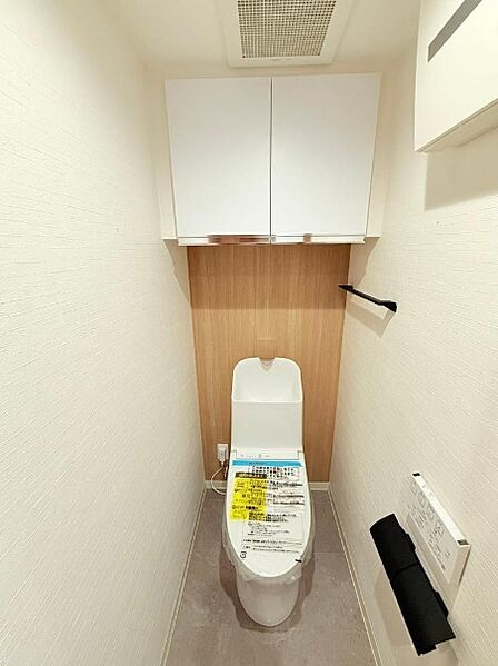 ◎ウォシュレット付きトイレ♪上部には嬉しい吊戸棚完備
