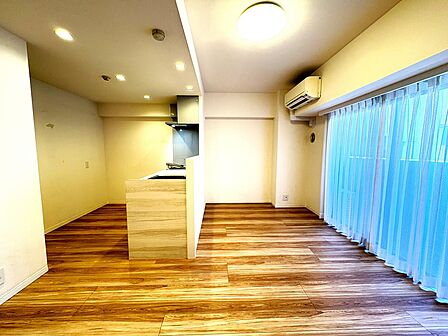 明るい木目調のフローリングが魅力的なリビング空間です♪